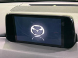 【マツダコネクトナビ】車内の雰囲気にマッチした一体型タイプのナビ。各種車輌設定やBluetooth再生等、様々な機能が楽しめます。直感的なダイヤル操作が可能で、使い勝手も良好です。