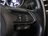 【マツダ・レーダー・クルーズ・コントロール】センサーが前方車を検知し、運転者がアクセルペダルやブレーキペダルを踏まなくても、設定した速度での走行や、前方車との車間距離を一定に保つ追従走行ができます。