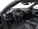 こちらは左ハンドルのお車でございます。内装色はNeroを選択しております。