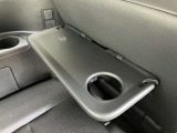 【後席専用テーブル】  テーブルが付いておりますので、遠方へのお出かけの際には大活躍ですね♪