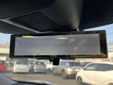 スマートルームミラー◆積載物などで、さえぎられがちなルームミラーの後方視界。車内状況に関わらず車両後方にあるカメラの映像をルームミラーに映し出します!もちろん夜や悪天降雨でもクリアな後方視界を確保!