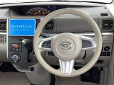 運転席まわりです。 各操作スイッチは使いやすい位置に配置されてます。
