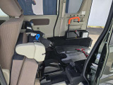分割シートを前方へすっきり前倒し・固定することで広大な車いす専用スペースが出現します。