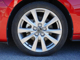 18インチ純正アルミホイールを装備。タイヤサイズは215/45R18となります。