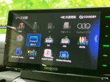 音楽やラジオなど複数のソースが画面に並び、使いたい項目を選びやすい表示です。接続方法も一覧で確認でき、普段お使いの音源に合わせて車内の時間を便利に楽しめます。