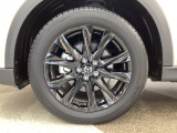 純正アルミホイールがボディデザインをより一層引き立たせます。