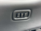 ドライバーごとのシート位置を記憶できるシートメモリー機能を搭載。ボタン一つでお好みのポジションへ簡単に復元できて便利です。