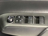 格納式リモコンドアミラーと、パワーウィンドウマスタースイッチです。車内の換気も運転席から簡単に行えます。