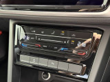 独立型のエアコンです。運転席、助手席でエアコンの温度を変える事ができます。