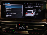 【ⅰドライブナビゲーション】文字情報も鮮明に表示する高解像度カラーディスプレイを採用。視認性に優れた地図デザインと特徴的な建造物を目印にした描写表示で現在位置を把握できます。地図データの更新も可能です