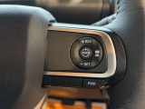 【クルーズコントロール】アクセル操作なしで一定速度を保つ機能。先行車との距離を自動調整する追従型が主流で、高速走行時の疲労を劇的に軽減します。長距離移動が多いお客様への商談では必須の快適装備です。