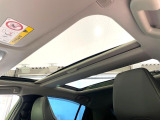 【パノラマルーフ】大型のガラスルーフ搭載で車内の解放感が一気にアップ!開放的なドライブをお楽しみいただけます。