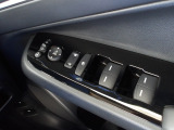 運転席のスイッチで全てのウィンドウの開閉操作を行うことができます。ロックボタンをONにしておくと、運転席以外のウィンドウは作動しないのでお子様を乗せているときなども安心ですね♪