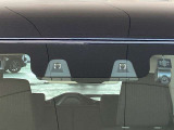 前方の車両や歩行者を検知し、衝突のおそれがあれば音や表示によって警告し、衝突の可能性が高まると弱いブレーキを作動。さらに衝突の可能性が高まるとブレーキを制御し、衝突時の被害軽減を図ります。