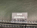 車両側方からの衝撃を緩和するSRSサイドエアバッグ(運転席/助手席)が付いてます