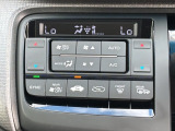 一年じゅう快適なドライブをお楽しみいただけるオートエアコンを装備。