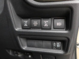両側パワースライドドア。降りる時に設定しておけば次乗る時に車に近づくと自動でオープン。お子様と手をつないでいる時や荷物を持っている時に便利です