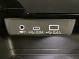 前席用にUSB出力電源(2ヶ、DC5V)を備えています!スマホやタブレットの充電にとっても便利ですヨ♪♪