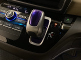 ハイブリッド専用セレクトレバーです。シフトチェンジを電子信号で送信するセレクトレバーを採用していますので、軽快でスマートな操作を楽しめます。