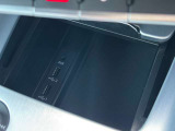電子機器の充電や音楽ソースの入力としてUSBが2口用意されています。