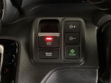 セレクトレバーの右に電子制御パーキングブレーキがあります。スイッチひとつで、停車した地点の傾斜などをシステムが検知・判断してブレーキ力を自動的に制御し、しっかり停車できるパーキングシステムです。