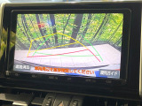 【バックカメラ】駐車時に後方がリアルタイム映像で確認できます。大型商業施設や立体駐車場での駐車時や、夜間のバック時に大活躍!運転スキルに関わらず、今や必須となった装備のひとつです!