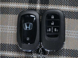◆スマートキー◆カギをバッグやポケットに入れたままでもドアロックの開閉ができる『スマートキー』付き!雨天や暗くなってもカギを取り出す必要がなくドアの開錠&エンジンも始動できます
