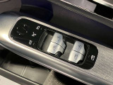 運転席ドアトリムには窓の一括コントローラーと電動ドアミラーのコントローラーが装備。