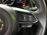 レーダークルーズコントロールを装備。アクセルやブレーキを操作しなくても、自動で先行車との車間距離を保ち追従走行できます。長距離や高速道路を運転する際に、ドライバーへの負担を軽減します。