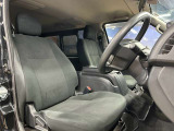 運転席も広々としており運転しやすい環境を実現しています☆
