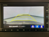 【バックカメラ】運転が苦手な方も車庫入れラクラクです!ギアをリバースに入れれば自動的に切り換わりますので、面倒な操作は不要です♪狭い駐車場もお車を傷つけず安心ですね!