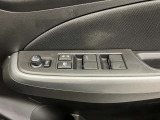 【運転席ドアスイッチ回り】パワーウィンドー[ロック機構]・電動格納式リモコンドアミラースイッチがまとまっているので操作しやすいです。