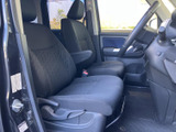前席は視界を遮りにくい開放的な配置で、運転席と助手席にそれぞれアームレストを備えています。落ち着いた色合いの室内で、ゆったり過ごせる空間です。