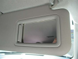 運転席サンバイザーにはミラー付きです
