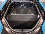 BMWではスペアタイヤが非搭載となるため、スペースは拡大されており、収納スペースとして利用可能。トランクの下にも収納スペースがあり、意外と役に立つスペースでございます。