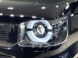 【LEDヘッドライト】悪天候や夜間走行時も良好な視界を確保し安心して運転できる高輝度LEDヘッドライトを装備!点灯速度が早く、消費電力も抑えられています。