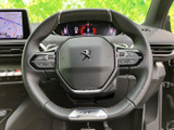 手元に複数のスイッチが配置され、運転姿勢を保ちながら各種機能にアクセスしやすい設計です。メーターとの位置関係も分かりやすく、日常の運転に便利です。
