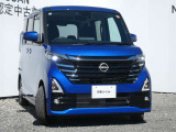 アダプティブLEDヘッドライト。フロントカメラで前方の状況を検知し対向車や先行車に眩しい思いをさせることなく必要なところだけを遠くまで照射します。