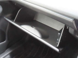 【グローブボックス】車検証入れやボックスティッシュの収納に便利です。