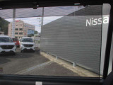 ロールサンシェードで眩しい光も安心の装備です。