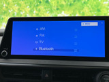 AM・FM・テレビ・Bluetoothの選択肢が画面に並び、使いたい音源を視覚的に探しやすい表示です。停車中の設定確認にも便利で、日々の移動をサポートします。
