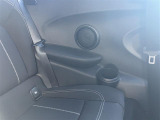 知識と経験が豊富な国家資格整備士が常駐しています。車両の細部まで見逃さない確かな技術でメンテナンスを行うため、点検・修理・整備のすべての工程において高い信頼感を提供しています。