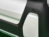 車の四隅にセンサーを施し死角になりやすい左右前後方向の障害物を感知することで、縦列駐車や車庫入れをサポートするコーナーセンサーが付いてます