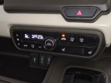 オートエアコン装着車で車内はいつも快適です!