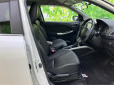 前席はゆとりを感じる座面と、身体を預けやすい形状が印象的です。運転席からの見通しも確保され、落ち着いた色合いの室内で、毎日の移動を快適に過ごせます。