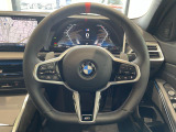 BMWのステアリングのリムは、一般的なものより少し太めにデザインされています。 これはタイヤやステアリングシャフトなどを介して伝わる路面からの入力を、しっかりと把握するためです。