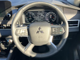 手元にスイッチ類がまとまり、運転姿勢を保ちながら車両の各種機能にアクセスしやすい設計です。握りやすい形状と視認しやすい配置で、毎日の運転をサポートします。