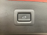 パワーリフトゲートは運転席とリフトゲート側、さらにアドバンストキーでも開閉が可能!開度は無段階にメモリー設定もできます。ゲート内側にタッチセンサーを配置し、手などを挟み込む危険を低減します。