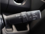 【オートライト】車外の明るさに応じて自動で点灯します。手動で点灯/消灯させることもできます。