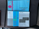 取り扱い説明書、保証書そろっています。おクルマの点検整備や保証内容がきちんと記録されているから安心です。
